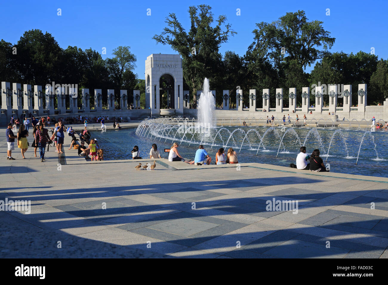 El Memorial de la Segunda Guerra Mundial, veterano estadounidense construido en honor a los soldados y civiles que murieron, en Washington DC, EE.UU. Foto de stock