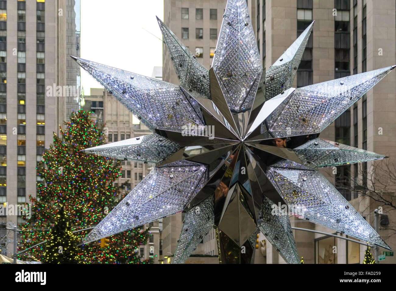 Árbol de Navidad de cristal Swarovski Star réplica, el Rockefeller Center,  Nueva York, EE.UU Fotografía de stock - Alamy