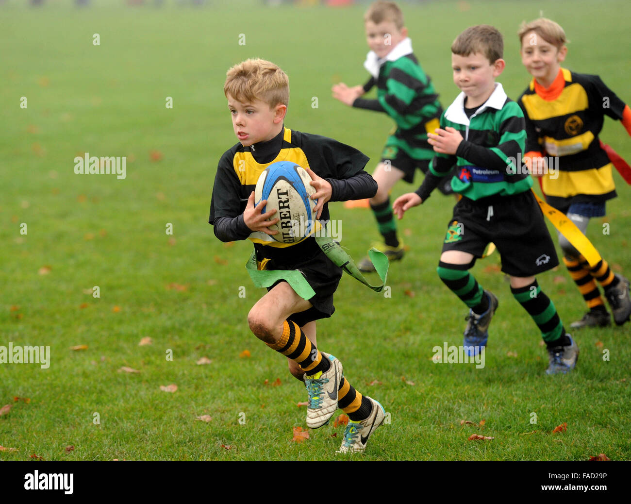 Niños junior etiqueta rugby acción Gran Bretaña Reino Unido niños deporte infantil deporte de actividad saludable para niños deportes Foto de stock