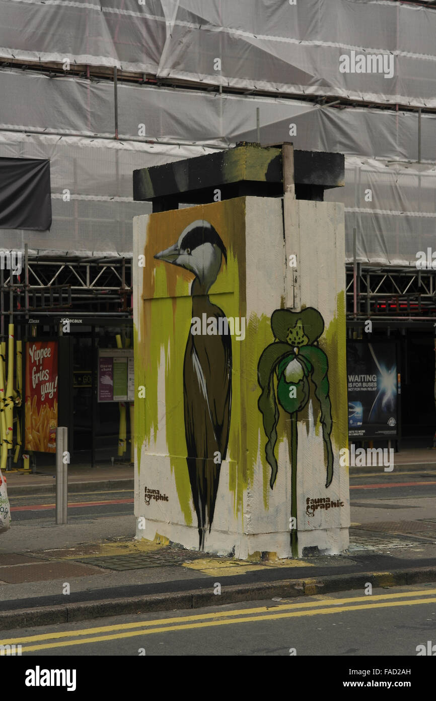 Retrato Faunagraphic heron y anidar imágenes pintadas en desuso, retrete, Stevenson Plaza, Barrio Norte, Manchester, Reino Unido Foto de stock