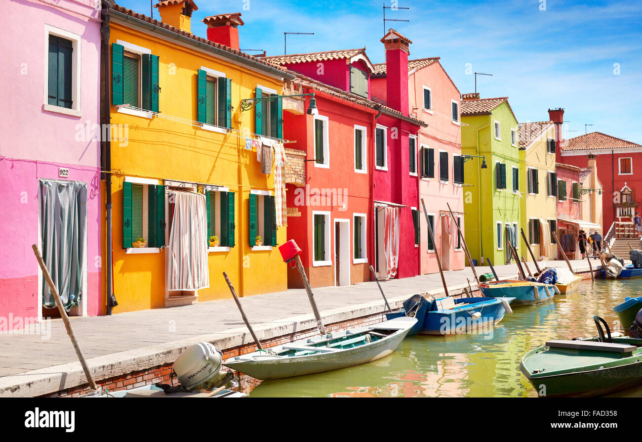 Coloridas casas - Burano Isla cerca de Venecia, Italia Foto de stock