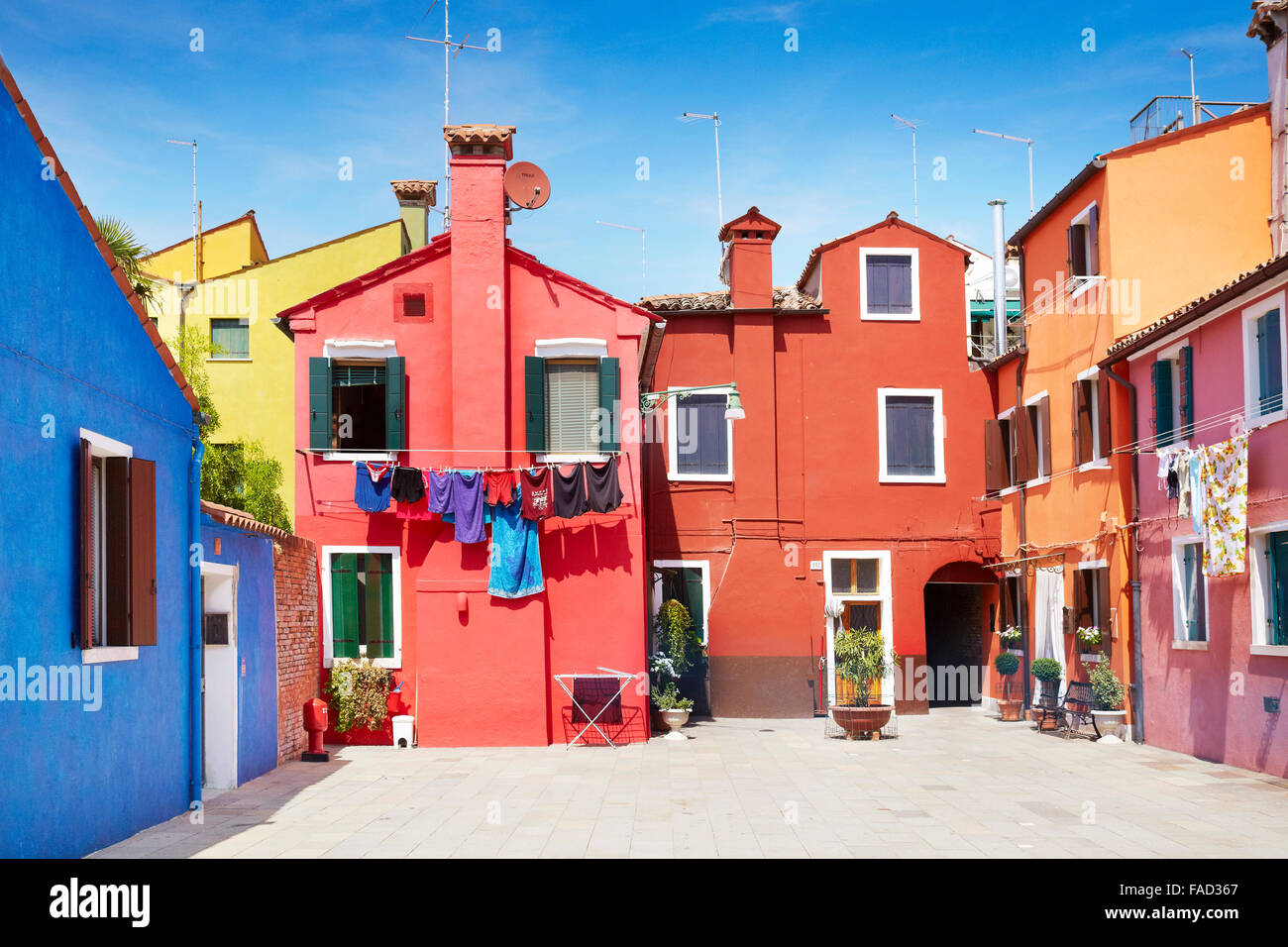 Características coloridas casas en la aldea de Burano cerca de Venecia en Italia (Burano Lagoon Island), la UNESCO Foto de stock