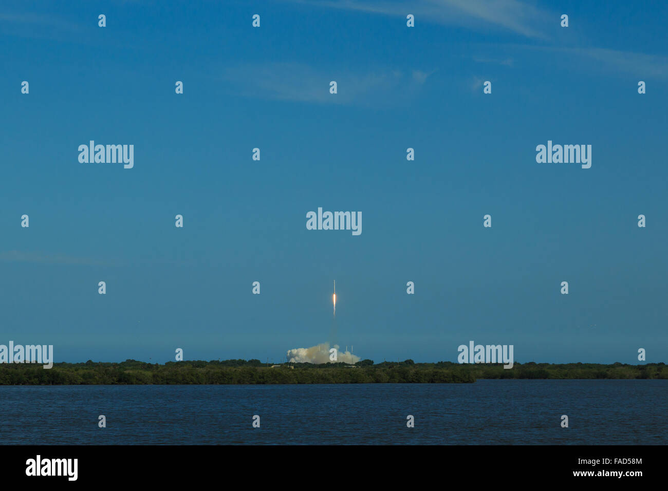 Una fotografía de lanzamiento de un cohete SpaceX Falcon 9 desde Cabo Cañaveral en Florida, Estados Unidos. Foto de stock