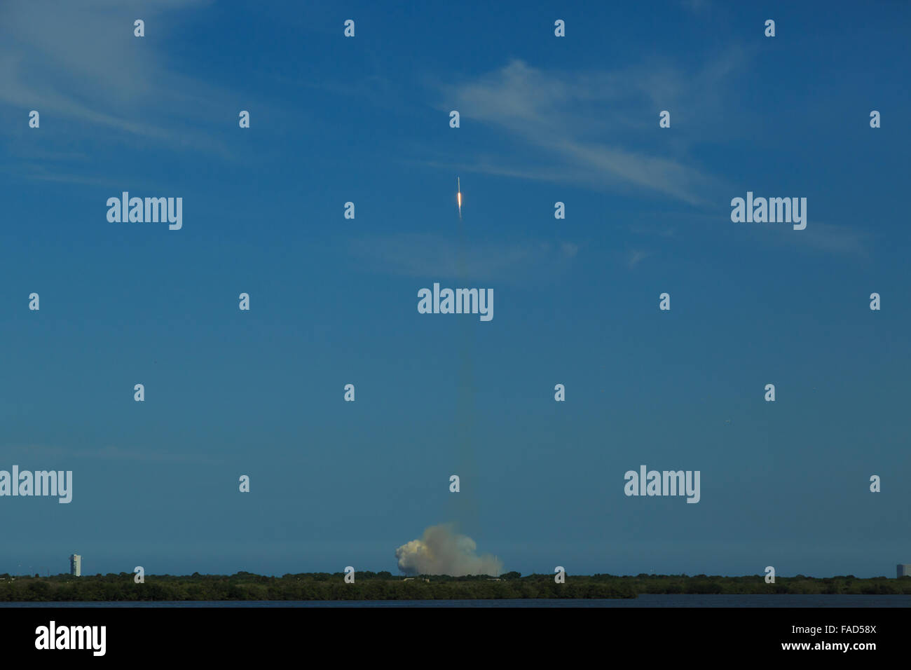 Una fotografía de lanzamiento de un cohete SpaceX Falcon 9 desde Cabo Cañaveral en Florida, Estados Unidos. Foto de stock