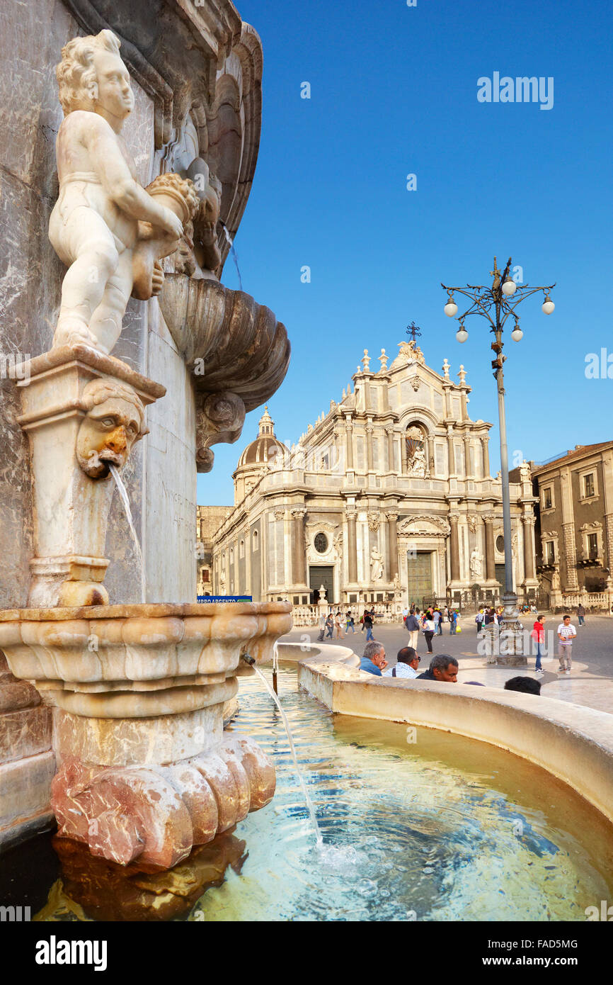 Sicilia - Fuente del elefante y Catania Catedral en el fondo, el casco antiguo de Catania, Sicilia, Italia Foto de stock