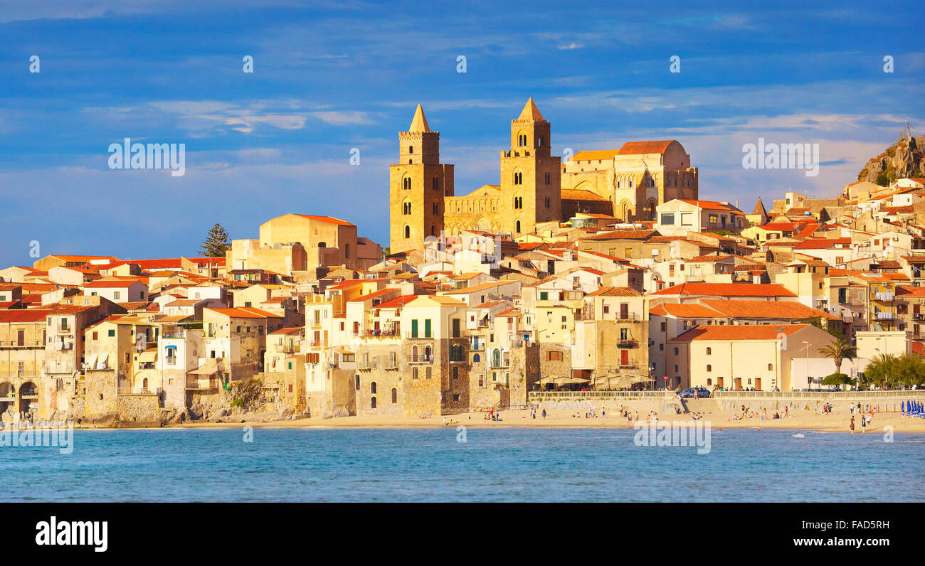 Isla de Sicilia - casco antiguo y catedral de Cefalu, Sicilia, Italia Foto de stock