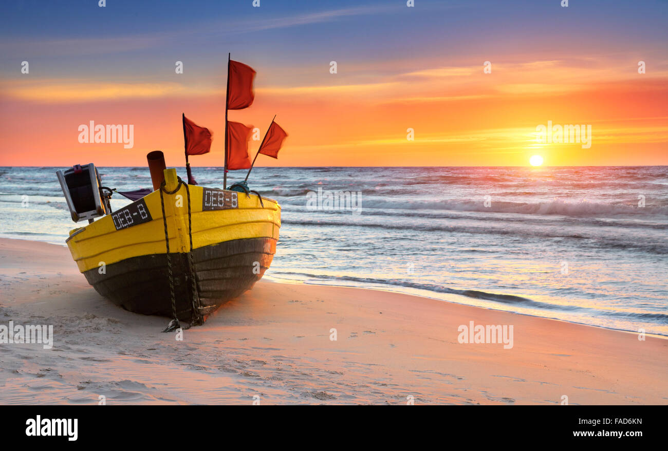 Barco de pesca en la playa, atardecer, momento en el Mar Báltico, Pomerania, Polonia Foto de stock