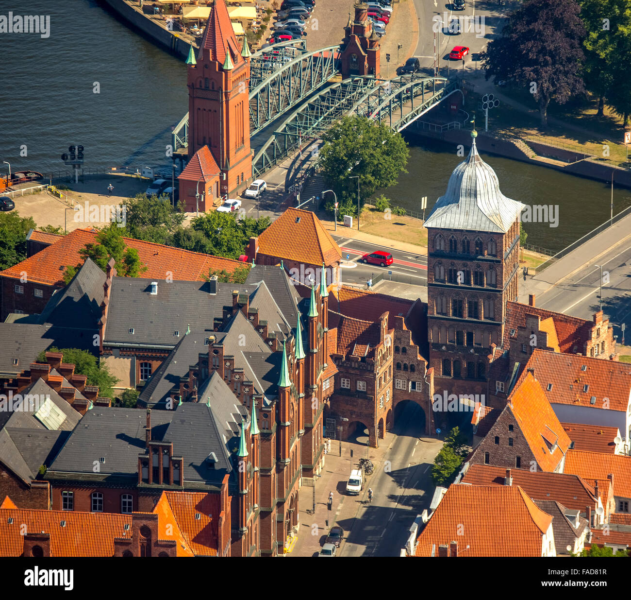 Vista aérea, en el centro de Lübeck, Burgtor al Gran Castle Street, Luebeck, Luebeck Bay, Hansestadt, Schleswig-Holstein, Alemania Foto de stock