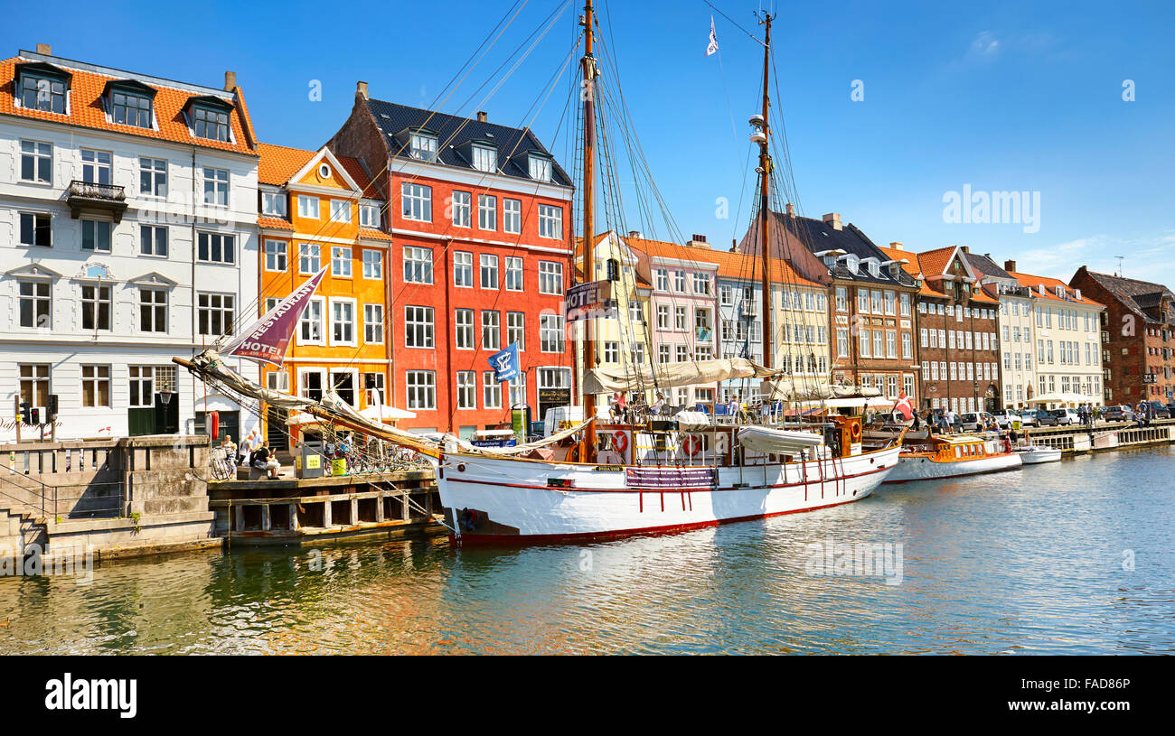 El barco amarrado en el Canal de Nyhavn, Copenhague, Dinamarca Foto de stock