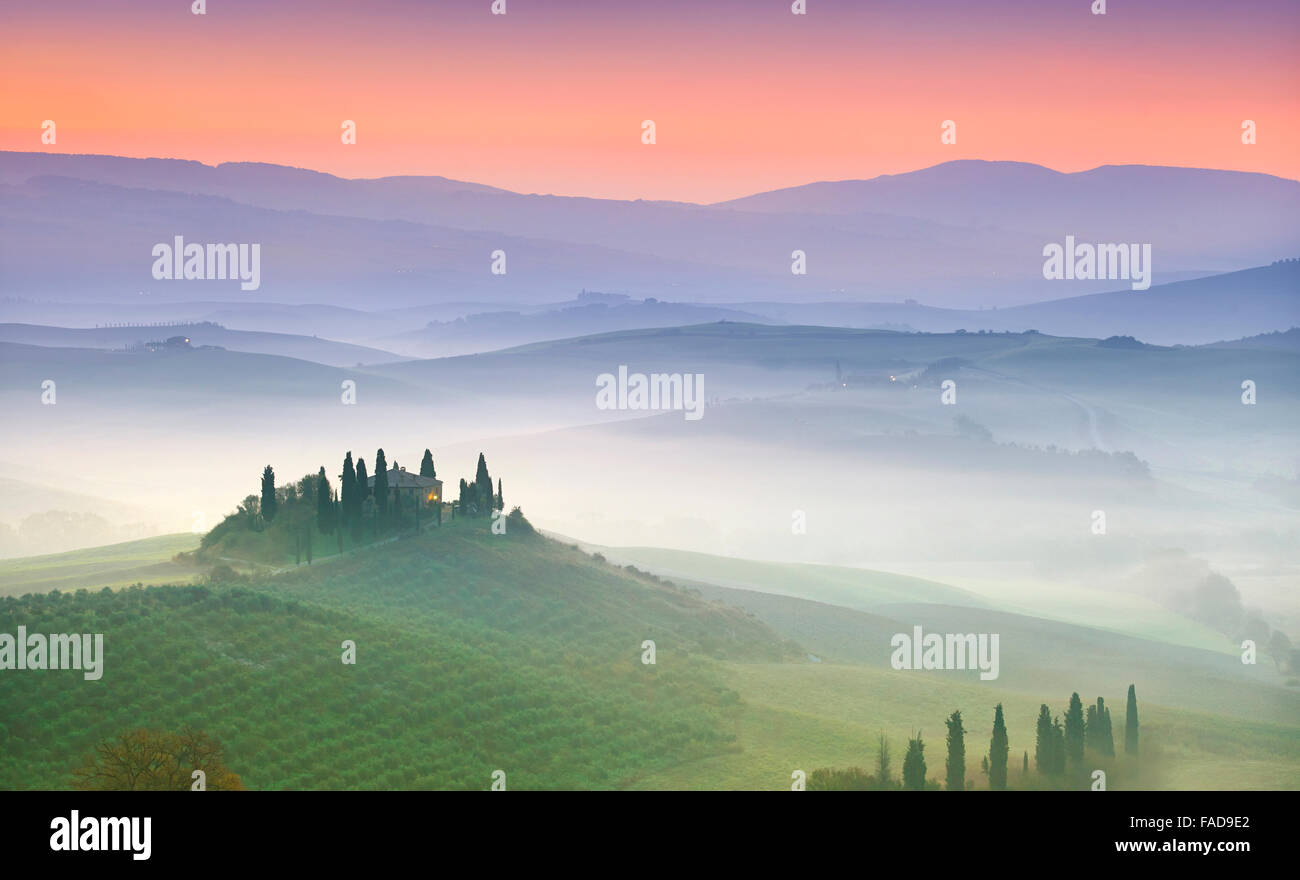 Típico paisaje toscano, Val Dorcia al alba, Italia Foto de stock