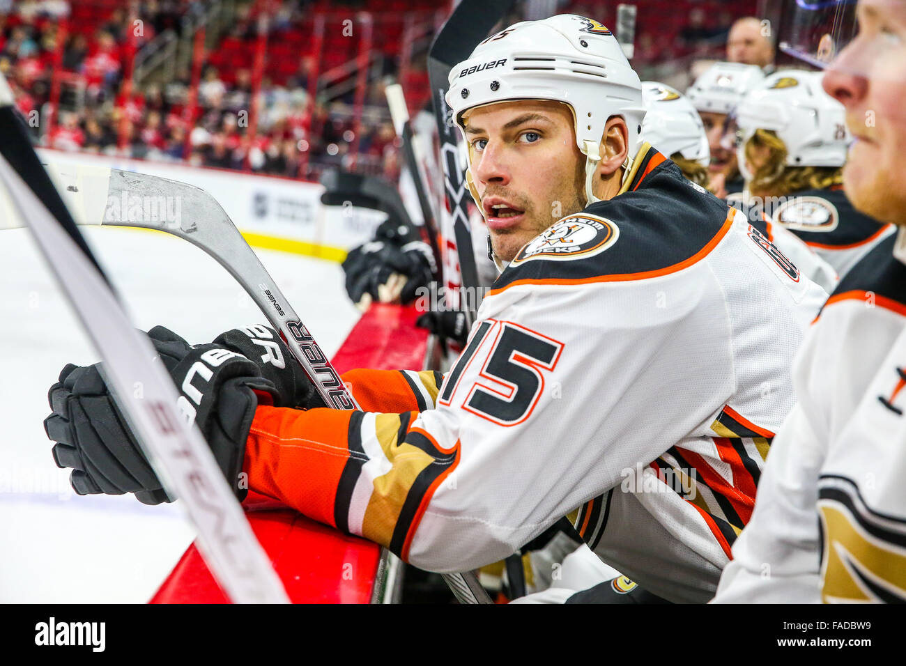 Centro de Anaheim Ducks Ryan Getzlaf (15) durante el juego NHL entre los  Patos de Anaheim y los Carolina Hurricanes en la arena de la PNC Fotografía  de stock - Alamy