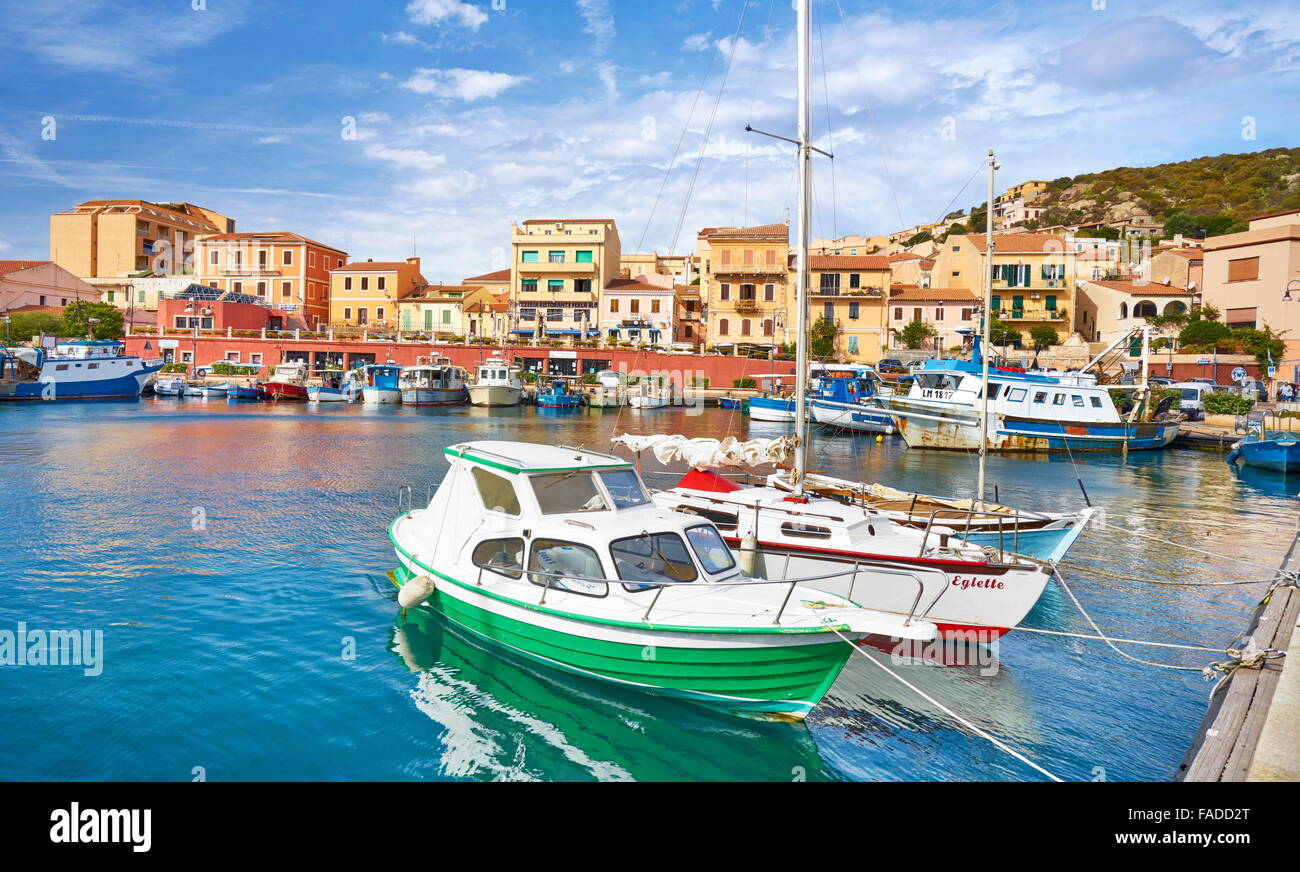La Maddalena, vista de la ciudad y del puerto, la isla de La Maddalena (Cerdeña, Italia) Foto de stock