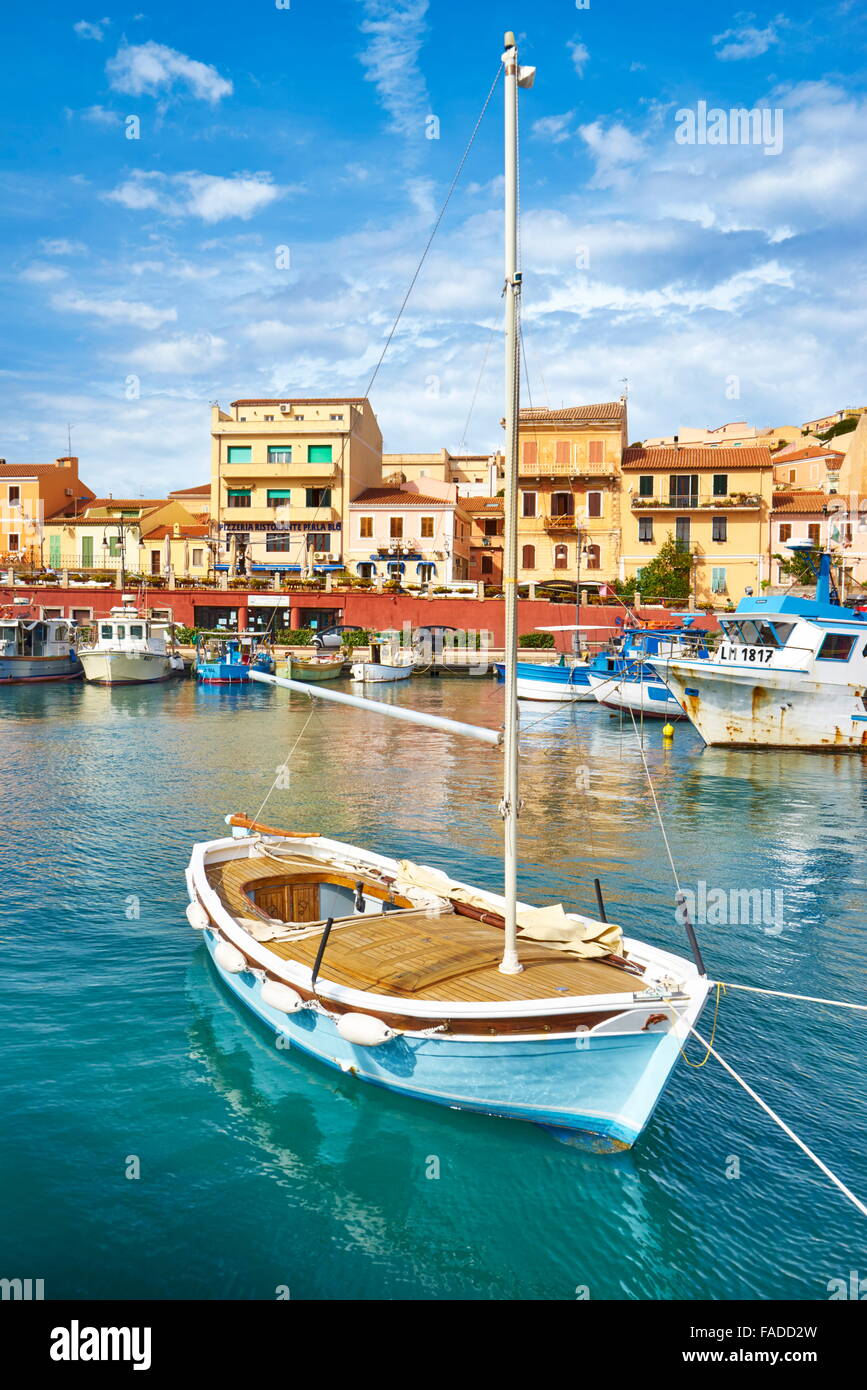 La Maddalena, vista de la ciudad y del puerto, la isla de La Maddalena (Cerdeña, Italia) Foto de stock