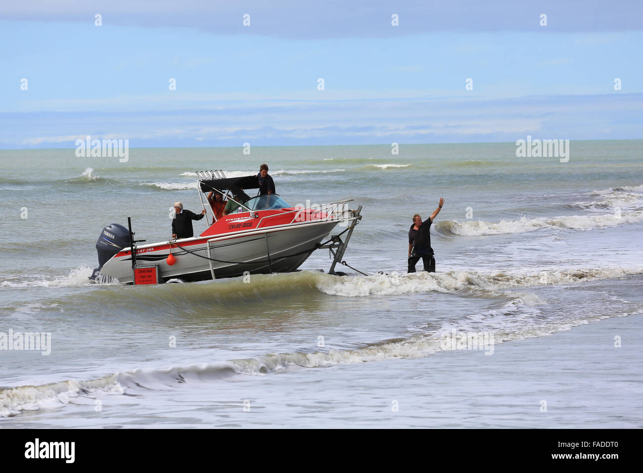 Un pescador McLay barco es acarreada fuera del agua a través de la playa en un barco de remolque a Clifton, Hawke's Bay, Nueva Zelandia. Foto de stock