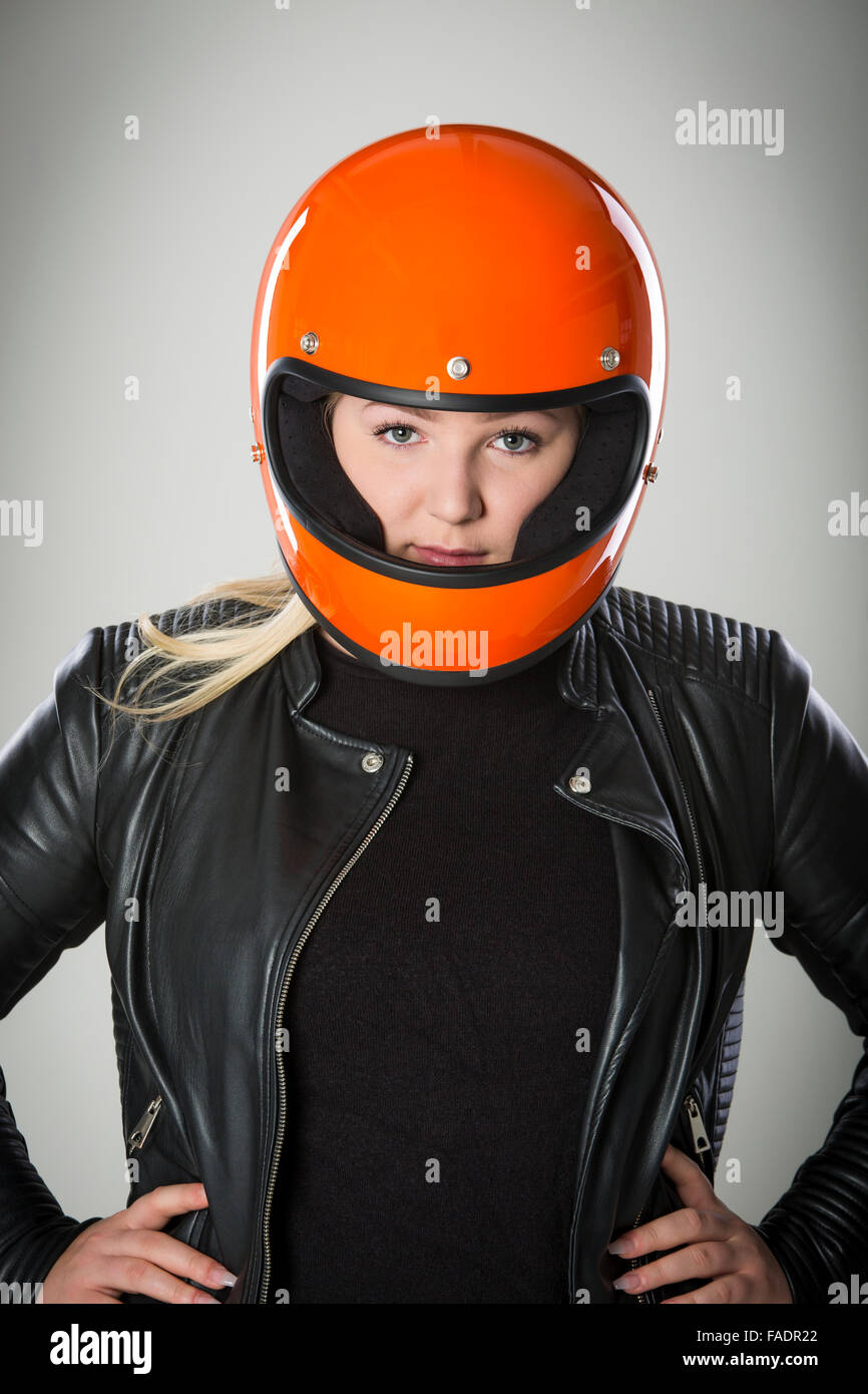 Linda chica con el pelo rubio naranja con casco de motocicleta. Foto de  Estudio sobre fondo blanco Fotografía de stock - Alamy