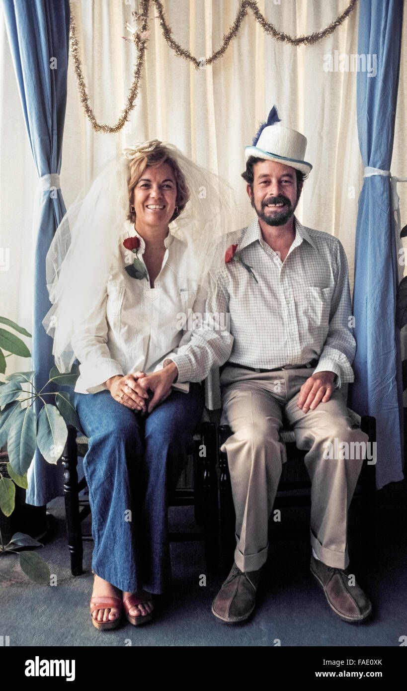 Una pareja hippie orgullosamente posa para un retrato antes de su boda en  1976 en Laguna Beach, California, USA. La época hippie estadounidense  comenzó a principios de la década de 1960 con