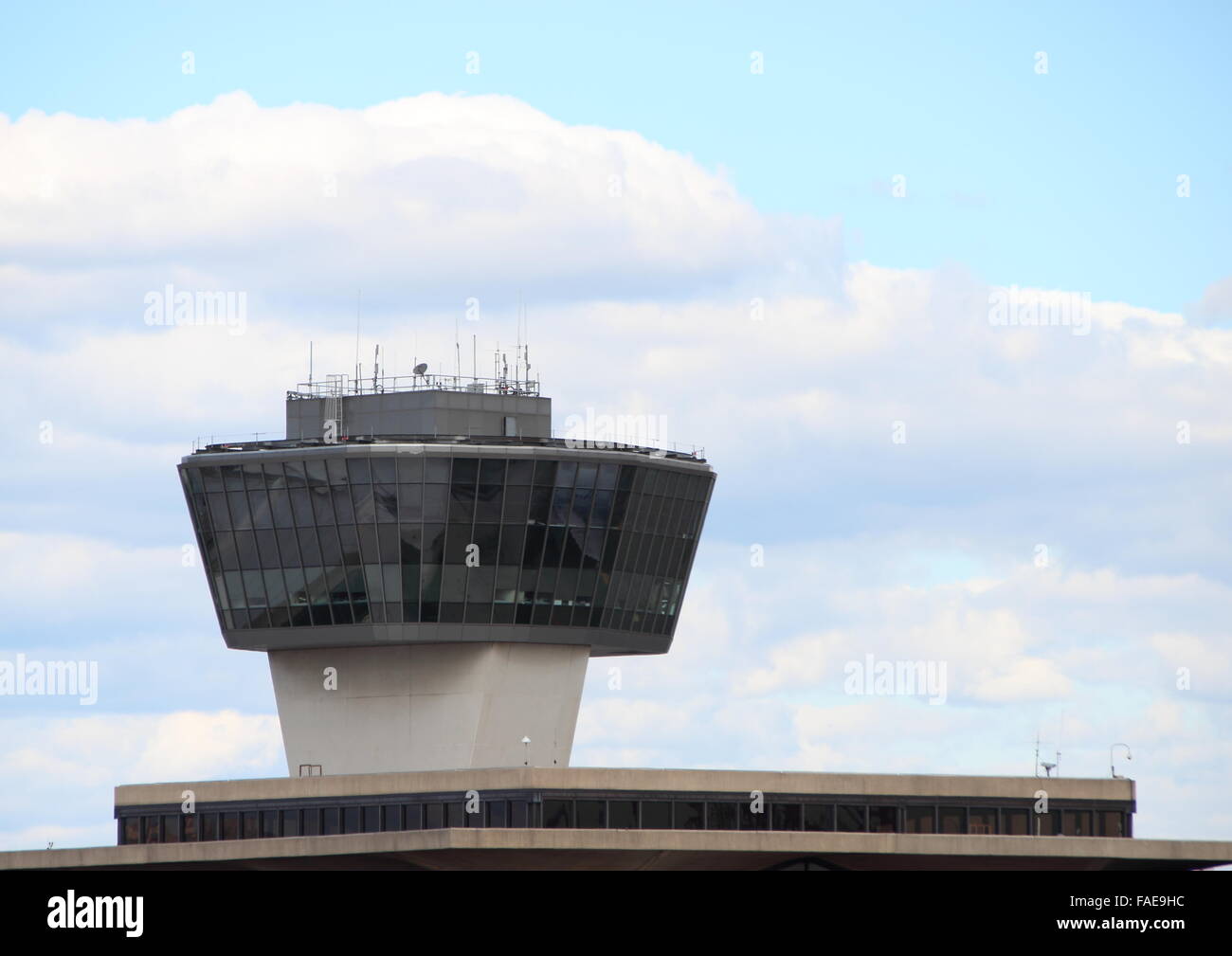 Torre de Control del aeropuerto con ventanas negras y fondo de cielo azul Foto de stock