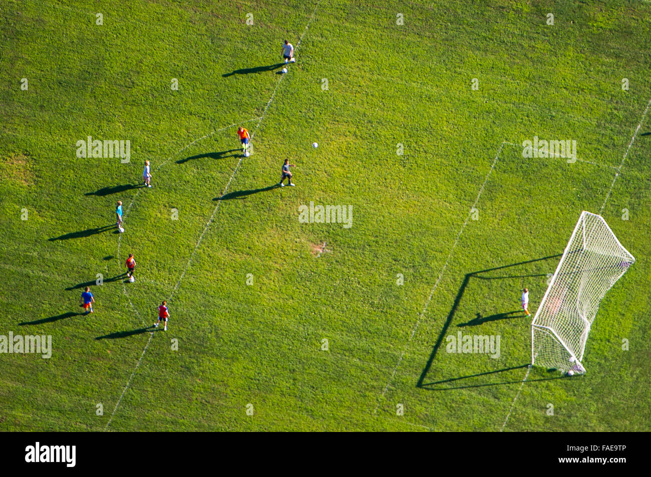 Vista aérea de un equipo de fútbol que practica los goles de campo Foto de stock