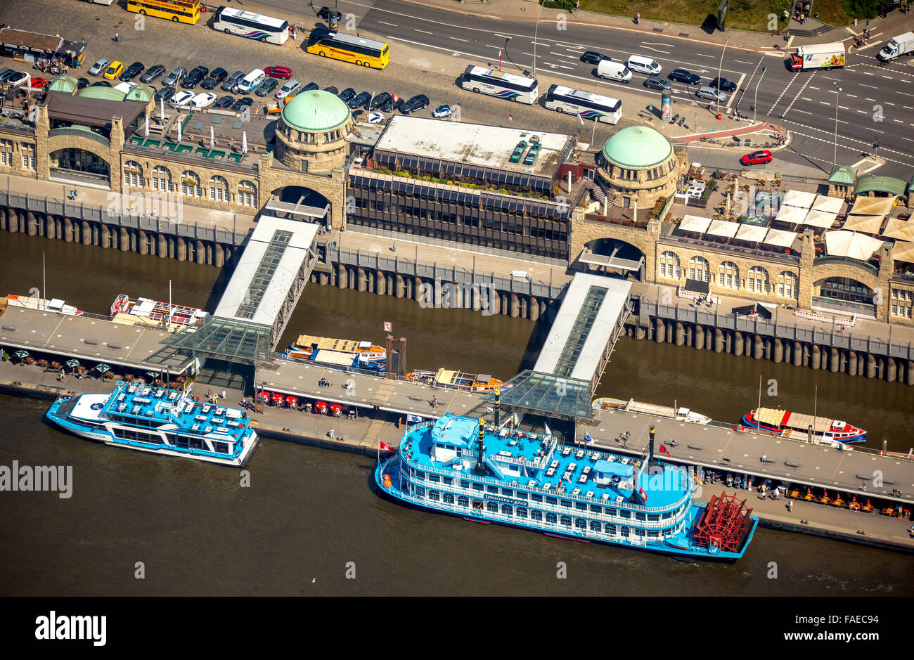 Vista aérea, embarcaderos con la excursión en barco Estrella de Louisiana, el puerto de Hamburgo, Elba, Hamburgo, Ciudad Libre y Hanseática de Hamburgo, Foto de stock