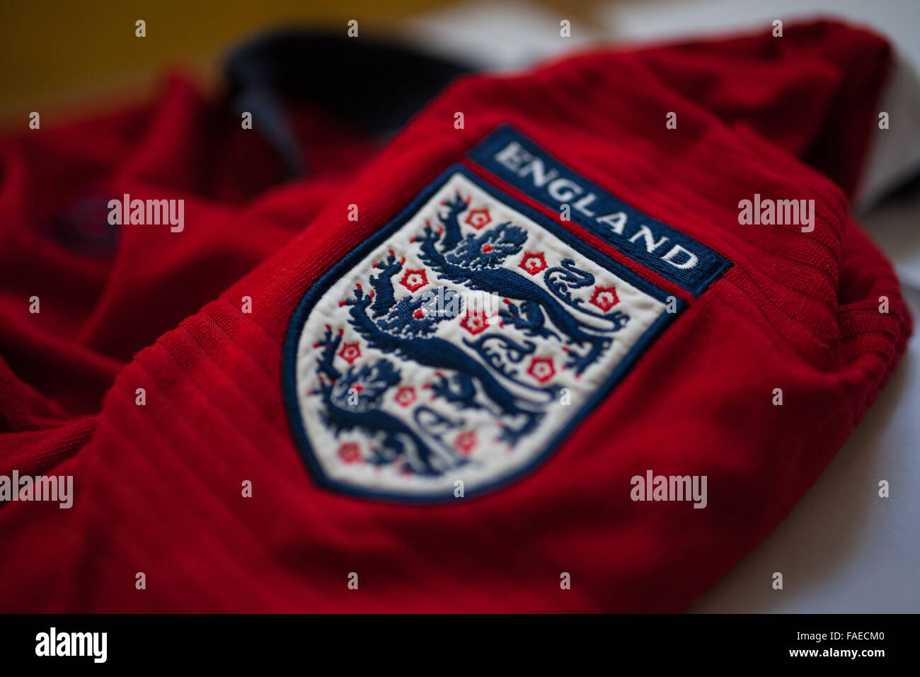 Camiseta roja de fútbol fotografías e imágenes de alta resolución - Alamy