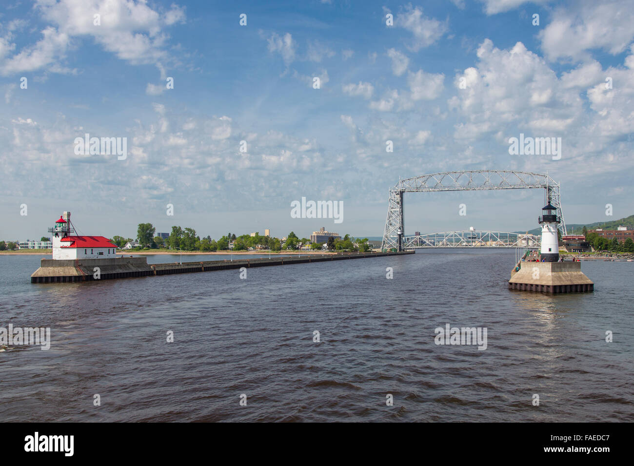 North & South Pier faros, Puente elevador, Duluth, Canal de barcos en Duluth, Minnesota, en el norte de la orilla occidental del lago Sup Foto de stock