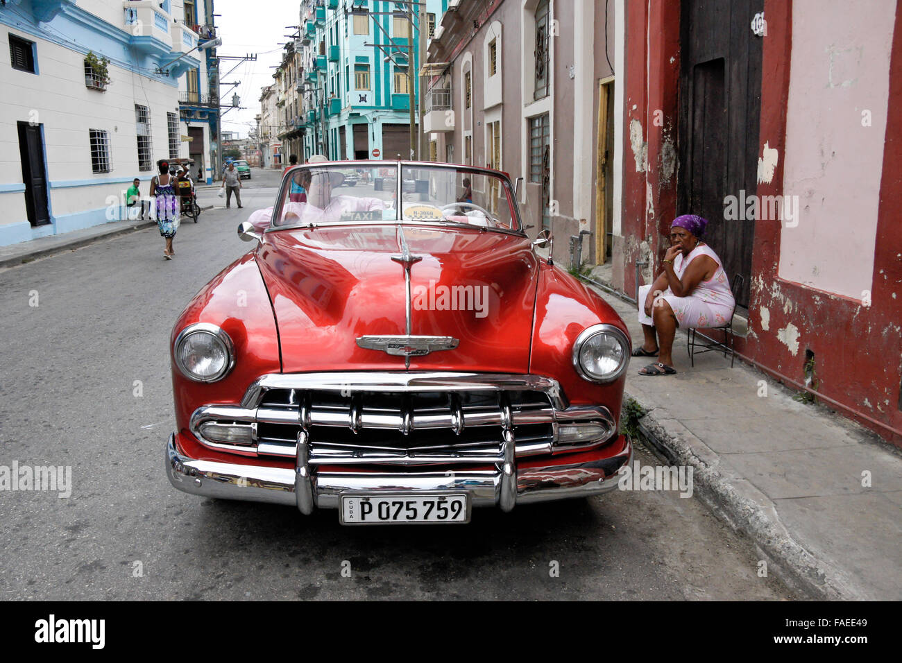 Viejo Chevy convertible en la calle del Barrio de Cayo Hueso, La Habana, Cuba Foto de stock