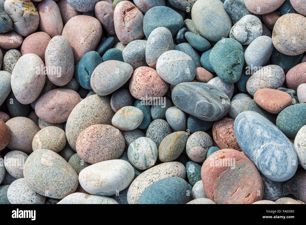 Primer plano de rocas en Pebble Beach en maratón en Ontario, Canadá en la costa del Lago Superior Foto de stock