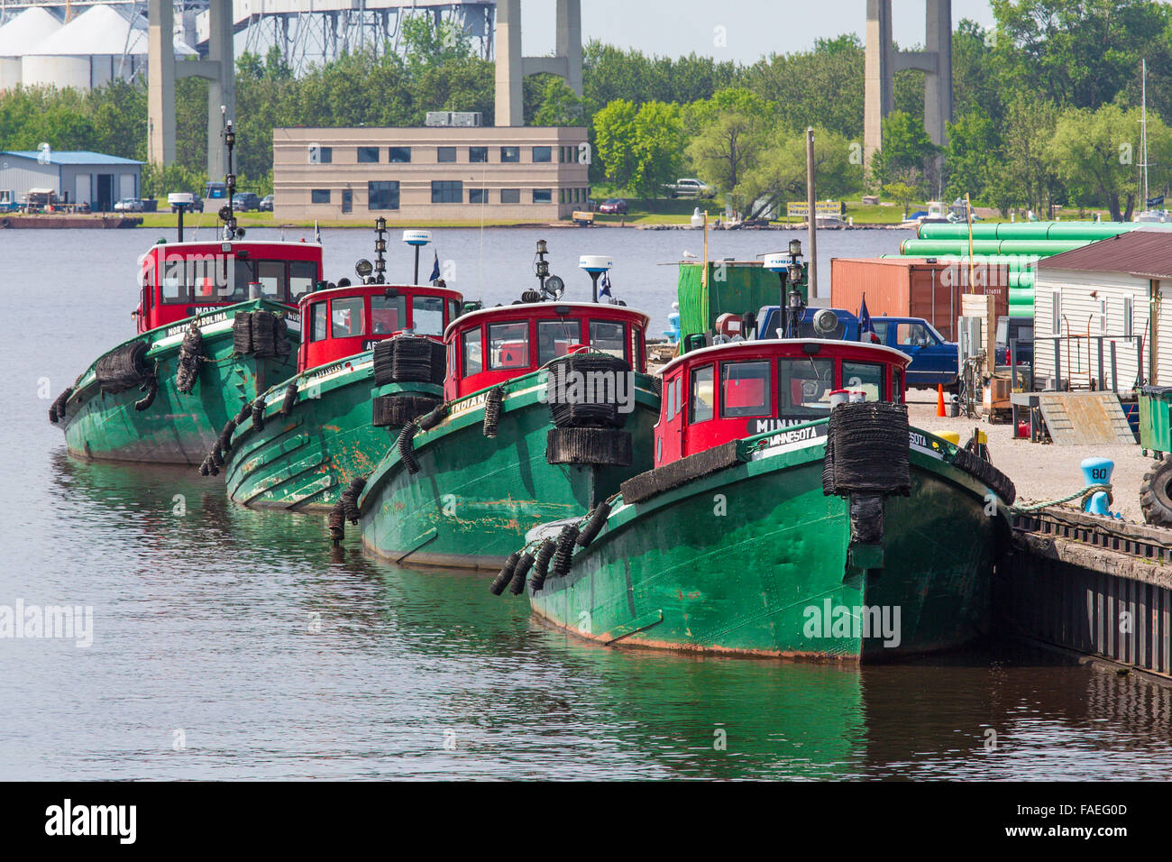 Cuatro remolcadores en el dock en Duluth, Minnesota, en el norte de la orilla occidental del Lago Superior Foto de stock