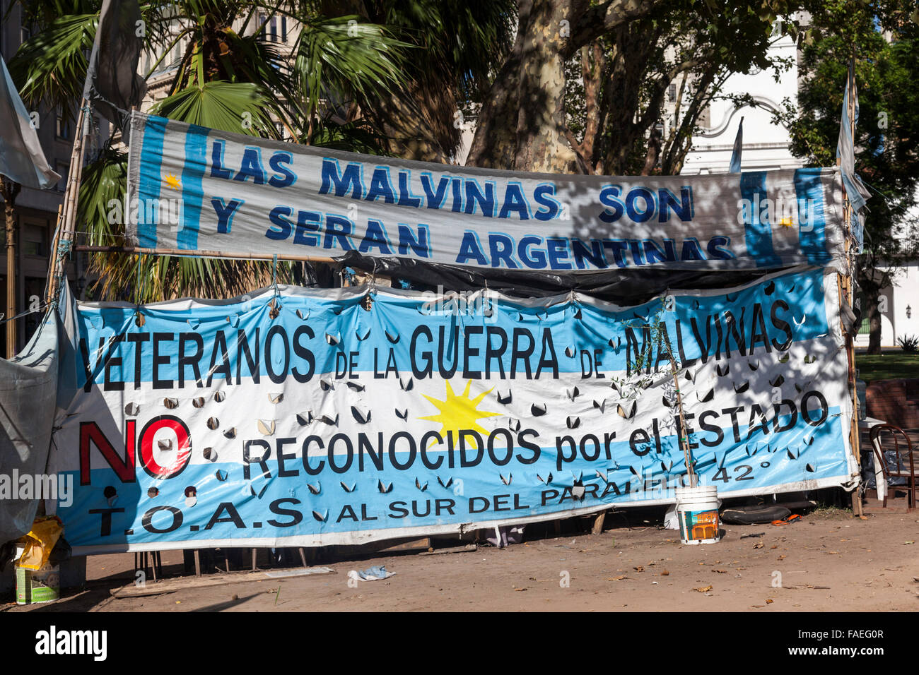 Pancartas de protesta de los veteranos de la guerra de Malvinas (Argentina) Las Malvinas, Plaza de Mayo, Buenos Aires, Argentina Foto de stock