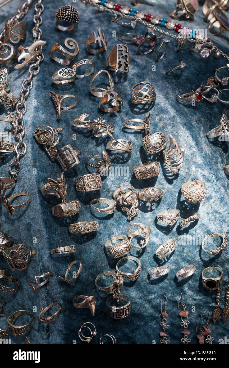 Anillos de plata y joyas en venta a un puesto en el mercado, en el barrio de San Buenos Aires, Sudamérica Fotografía de stock - Alamy