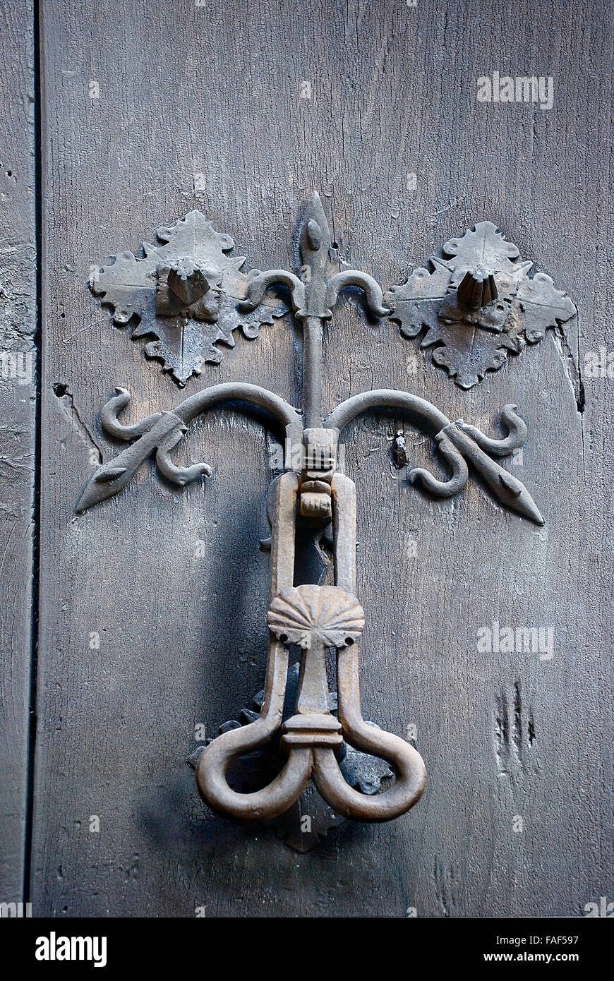 Martinete puerta medieval en Caceres Foto de stock