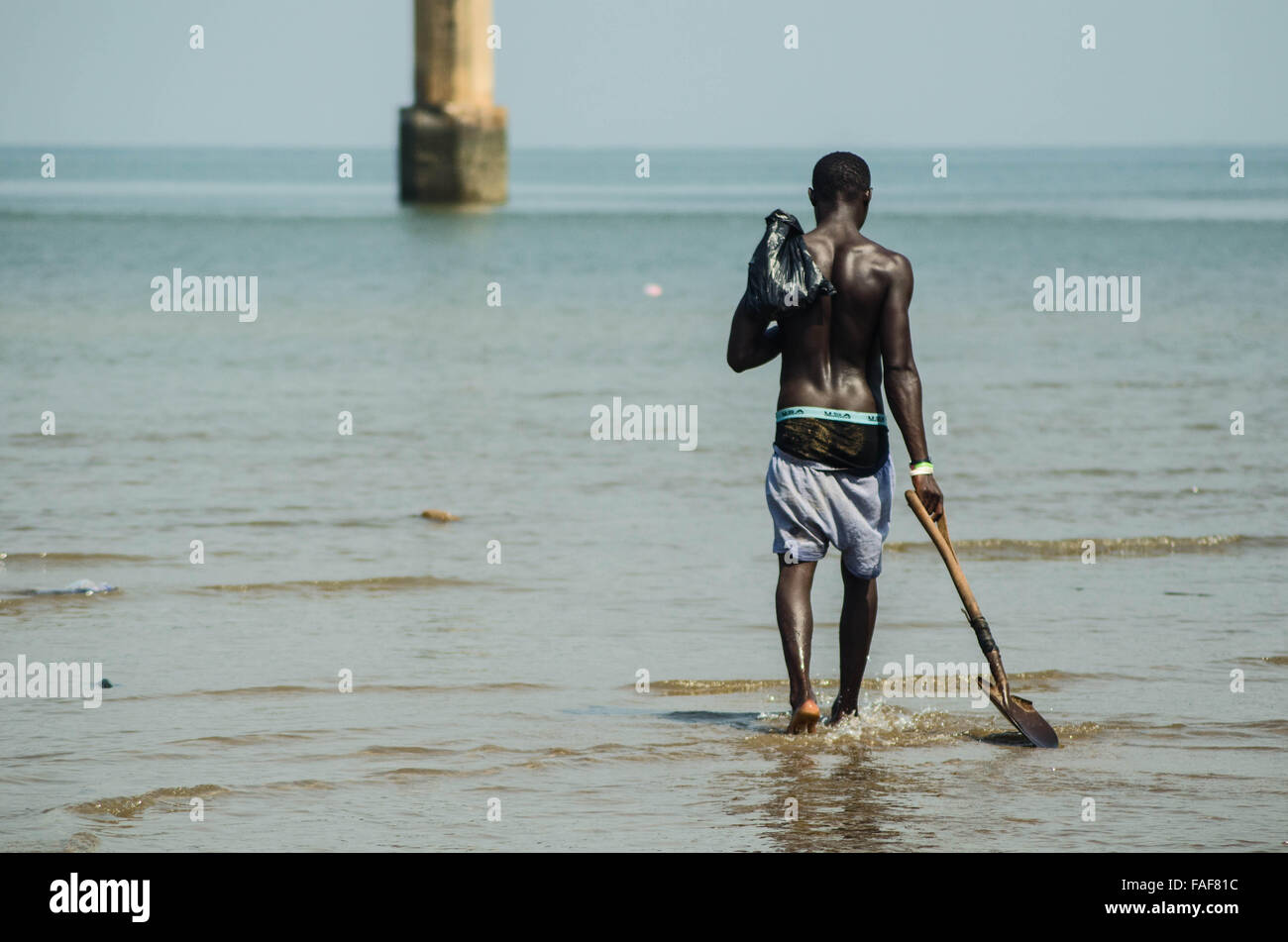 Cazador de mariscos en Freetown, Sierra Leona Foto de stock