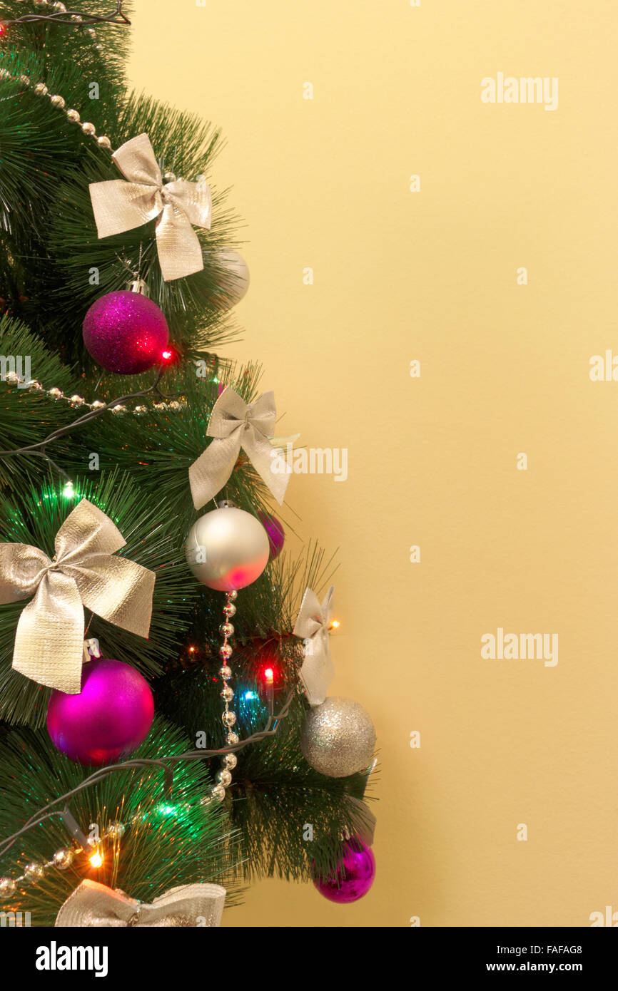 Árbol de Navidad decorado . Un encantador y tradicional árbol de Navidad  decorado en color morado y plata Fotografía de stock - Alamy