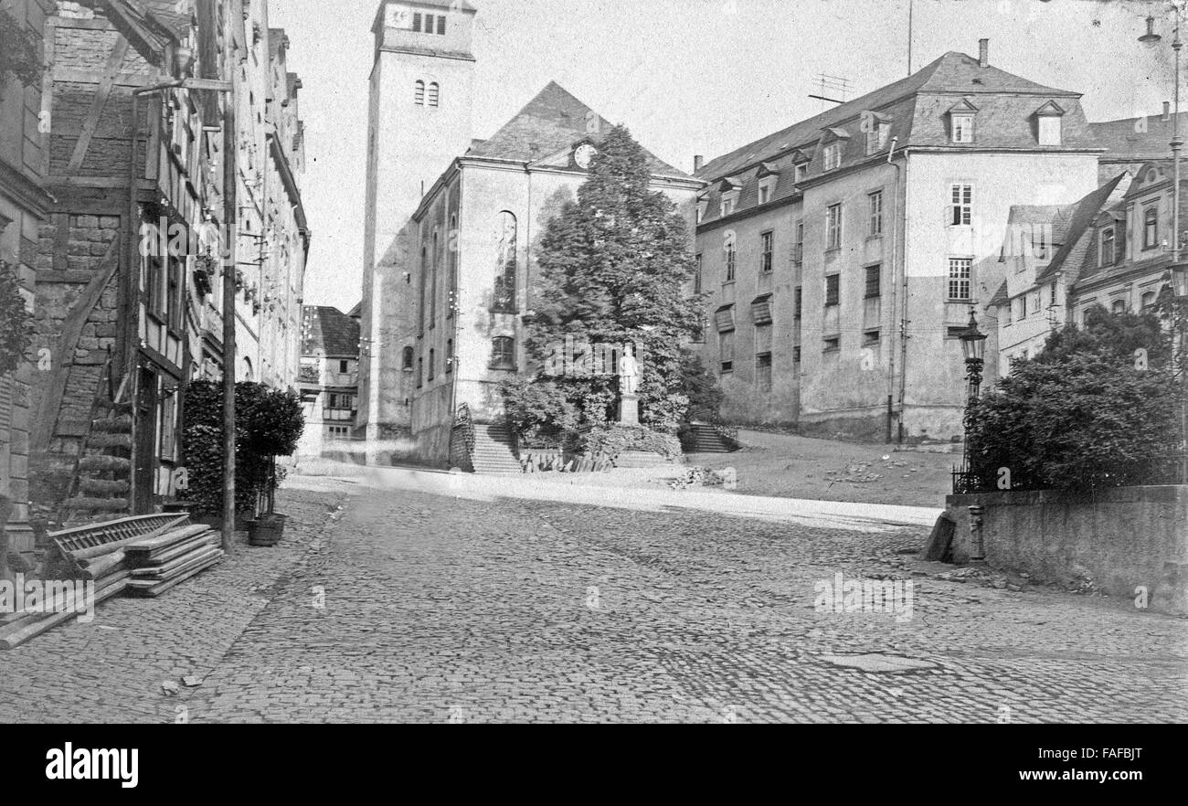 Straße mit der evangelischen Schlosskirche en Hachenburg im Westerwald, Deutschland 1920er Jahre. Calle con protestantes iglesia Schlosskirche en Hachenburg en Westerwald, Alemania 1920. Foto de stock