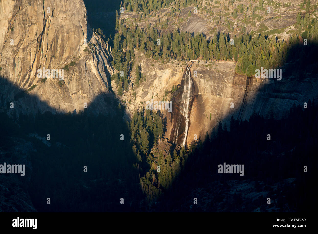 Parque Nacional Yosemite,las cataratas desde glaciar Punto de Nevada cae Foto de stock