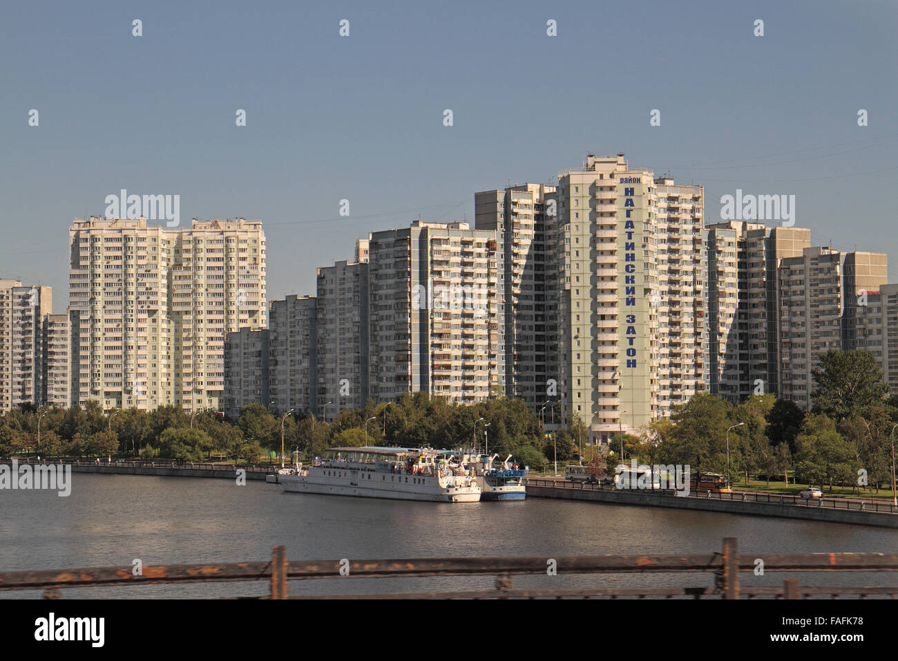 Bloques de apartamentos de gran altura sobre el río Moskva, cerca del centro de Moscú, Rusia. Foto de stock