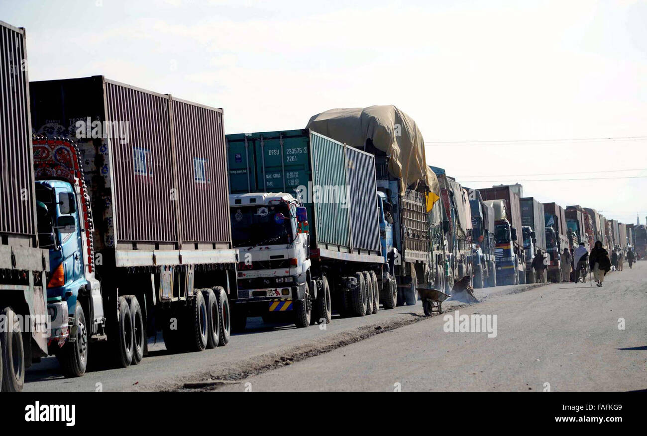 Transportar las mercancías de camiones pakistaníes y afganos de  alimentación hacia el comercio de tránsito para cruzar la Puerta de la  amistad en la frontera Pak-Afghan Chaman para suministro a Afganistán desde