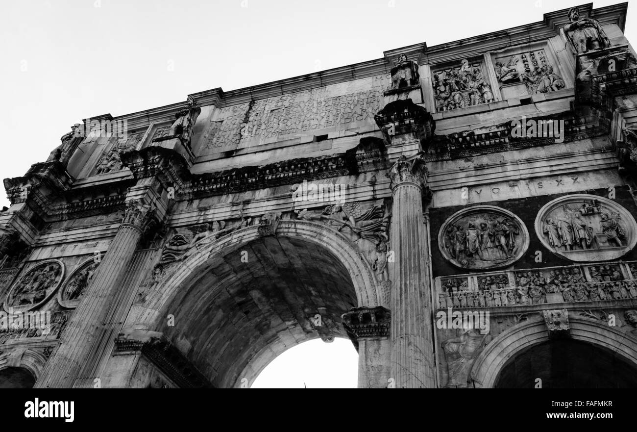 El Arco de Constantino es un arco triunfal en Roma, situado entre el Coliseo y la Colina Palatina. Foto de stock