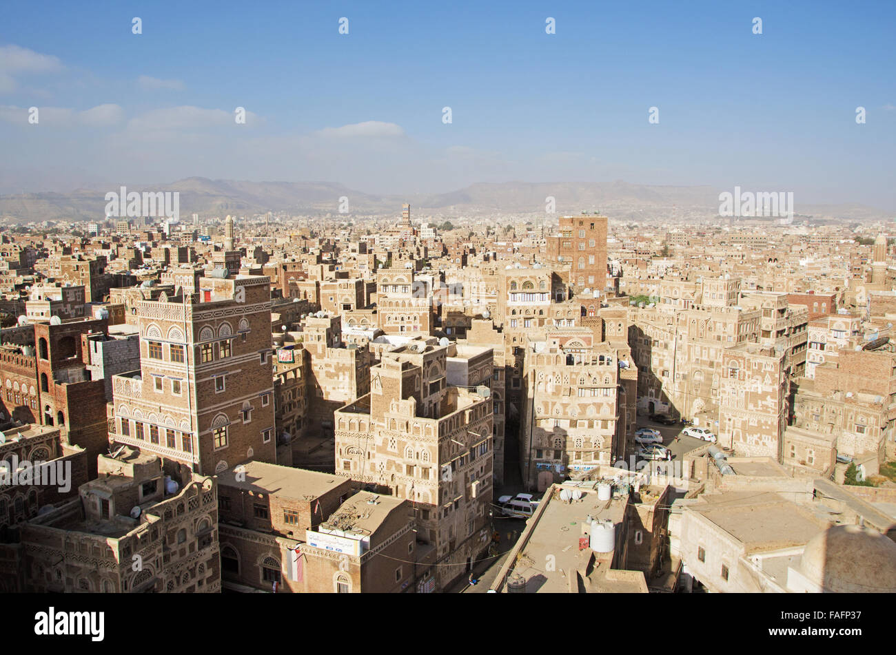 Panorama de la ciudad vieja de Sana'a, casas de decoración, palacios, minaretes, mezquitas, niebla, techos, República de Yemen Foto de stock