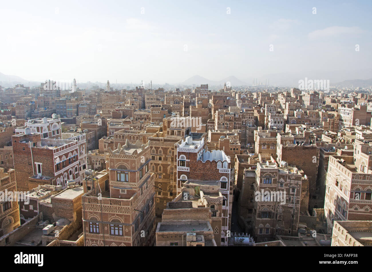 Panorama de la ciudad vieja de Sana'a, casas de decoración, palacios, minaretes, mezquitas, niebla, techos, República de Yemen Foto de stock