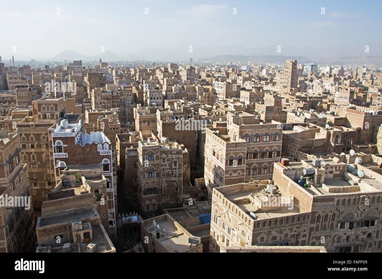 Panorama de la ciudad vieja de Sana'a, casas de decoración, palacios, minaretes, mezquitas, niebla, techos, República de Yemen Foto de stock