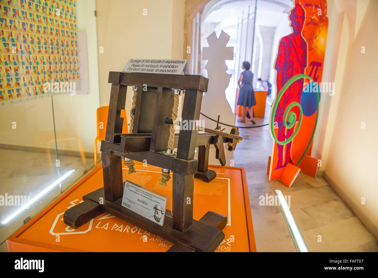 Museo de Arquímedes, réplica a escala de un antiguo modelo de ballesta en  el Arkimedeion, un museo dedicado a los inventos de Arquímedes, Siracusa,  Sicilia Fotografía de stock - Alamy
