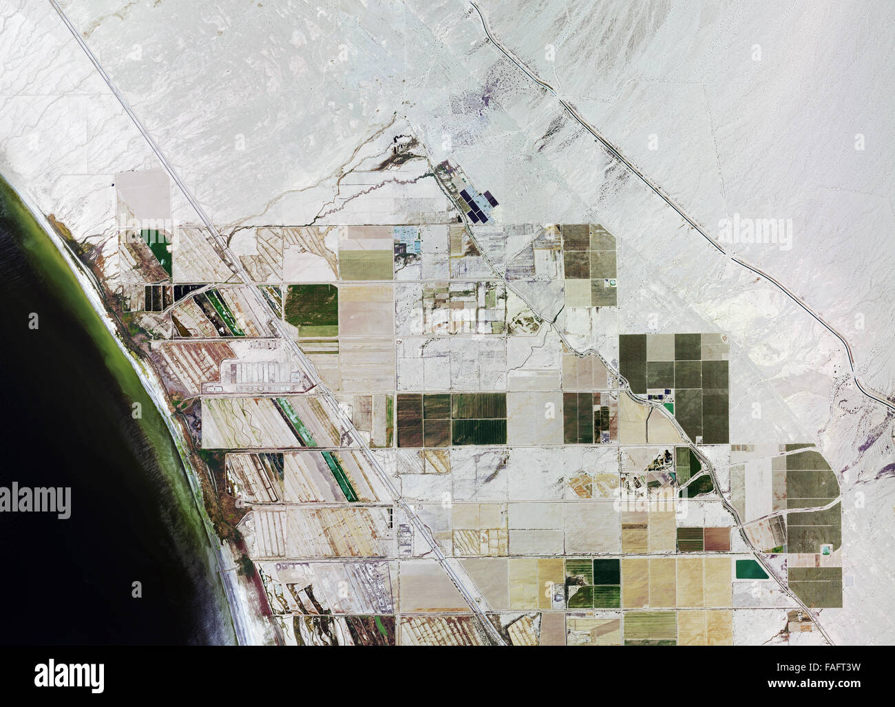 Fotografía aérea histórica del Mar de Salton, Niland, Condado de Imperial, California Foto de stock