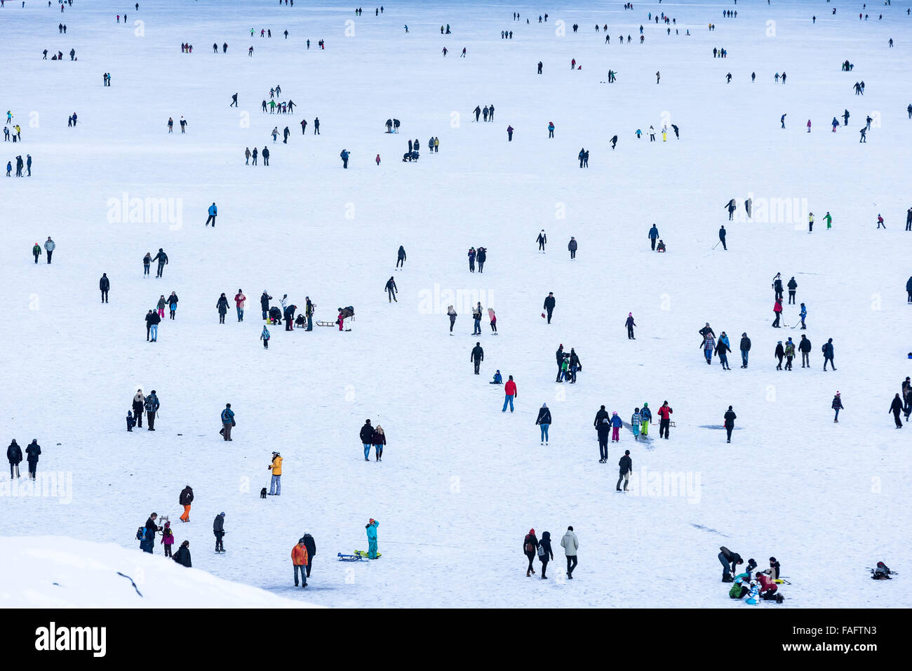 Kandersteg, Suiza. 29 de diciembre de 2015. Los patinadores sobre hielo y caminantes en el lago congelado Oeschinen 'Oeschinensee'. El lago es usualmente congelados durante cinco meses, de Diciembre a Mayo. Gracias a la falta de lluvias de este invierno, el hielo permanece alejado de la nieve, que también se llama 'Black ice' y es accesible para los patinadores sobre hielo y caminantes. Crédito: Dominic Steinmann/Alamy Live News Foto de stock