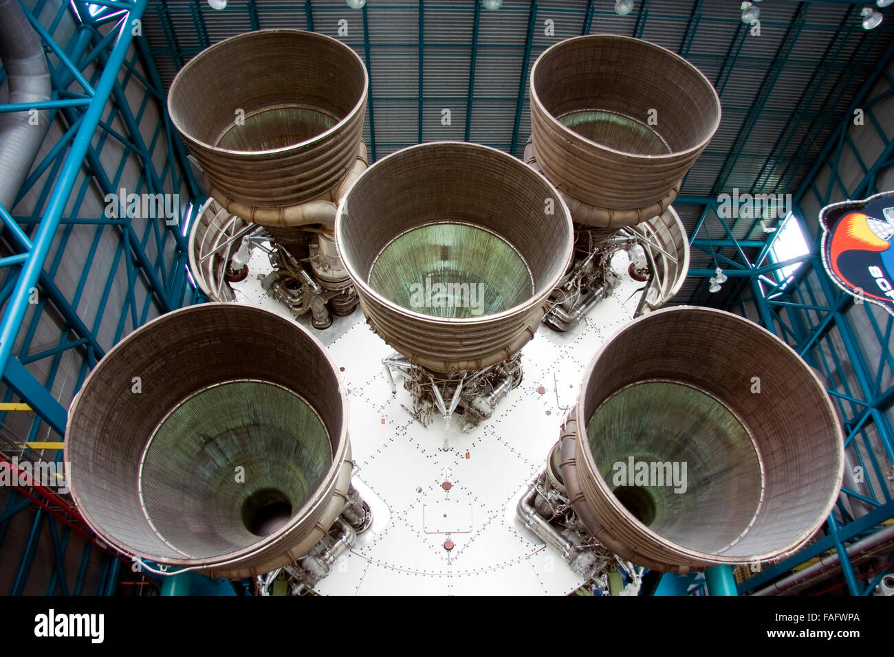 Los motores de los cohetes en el Apollo/Saturn V Center en el Centro Espacial Kennedy de la NASA. Foto de stock