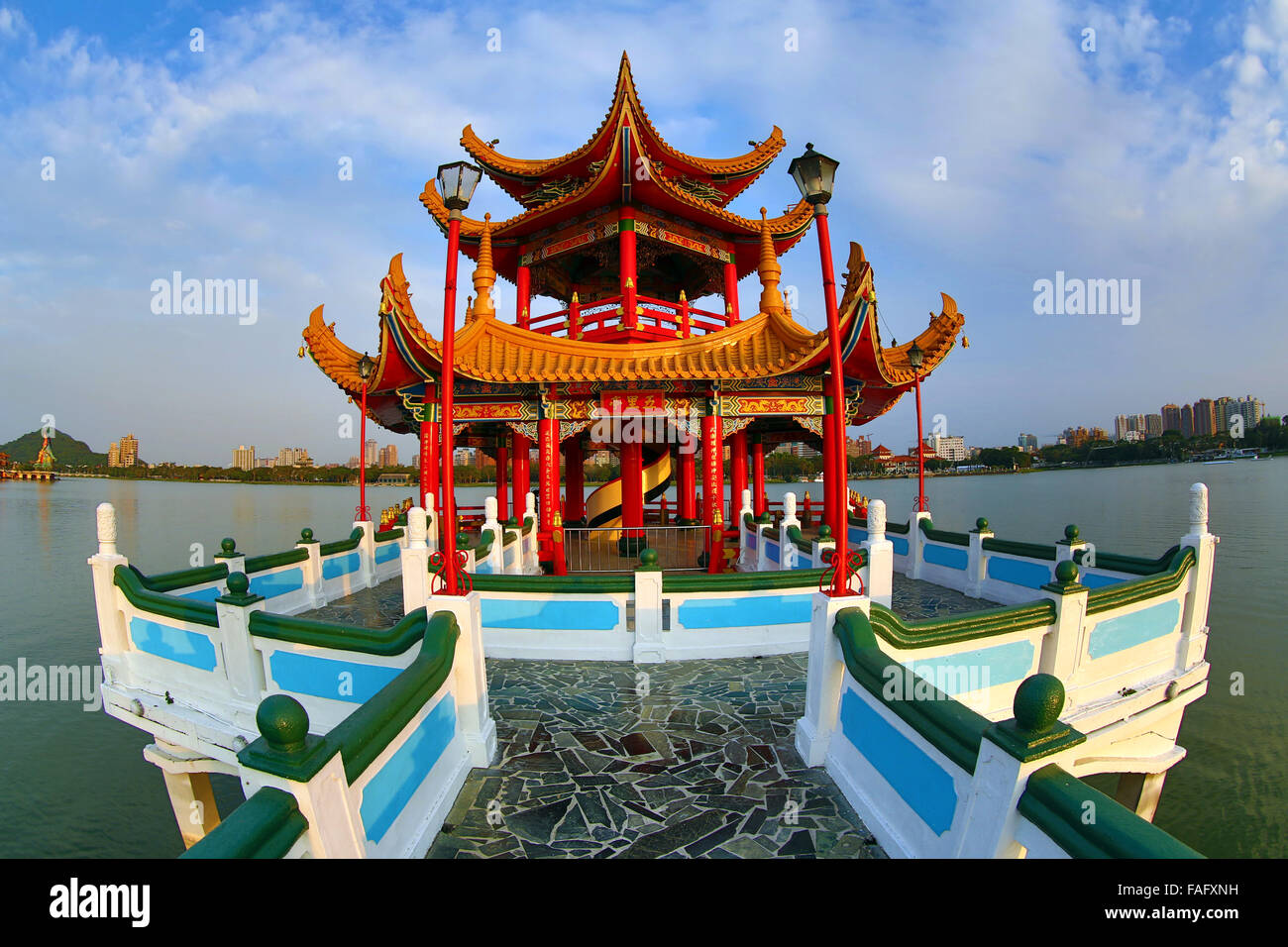 Una pagoda china en la primavera y otoño pabellones compleja, Lotus Pond, Kaohsiung, Taiwán Foto de stock