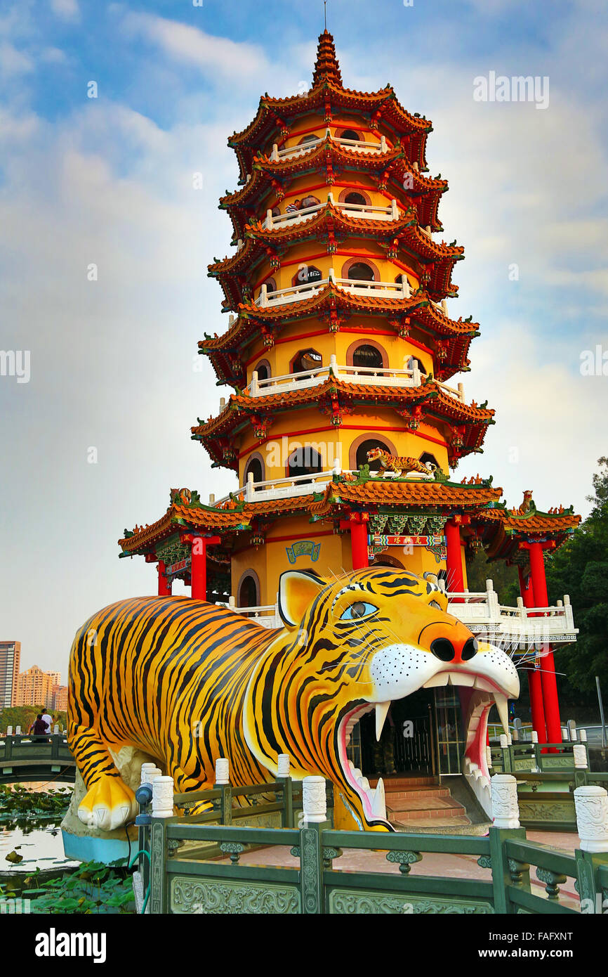 Tigre y dragón pagodas de noche, Lotus Pond, Kaohsiung, Taiwán Foto de stock