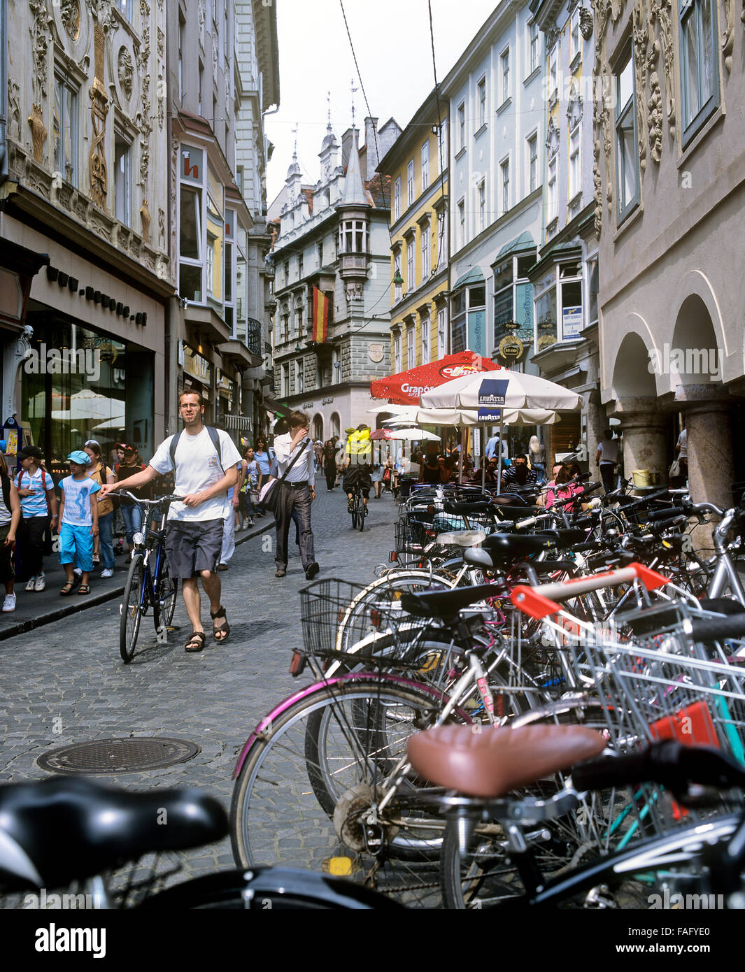 Bicicletas estacionado en una calle histórica libre de coches, Sporgasse, Graz, Austria Foto de stock