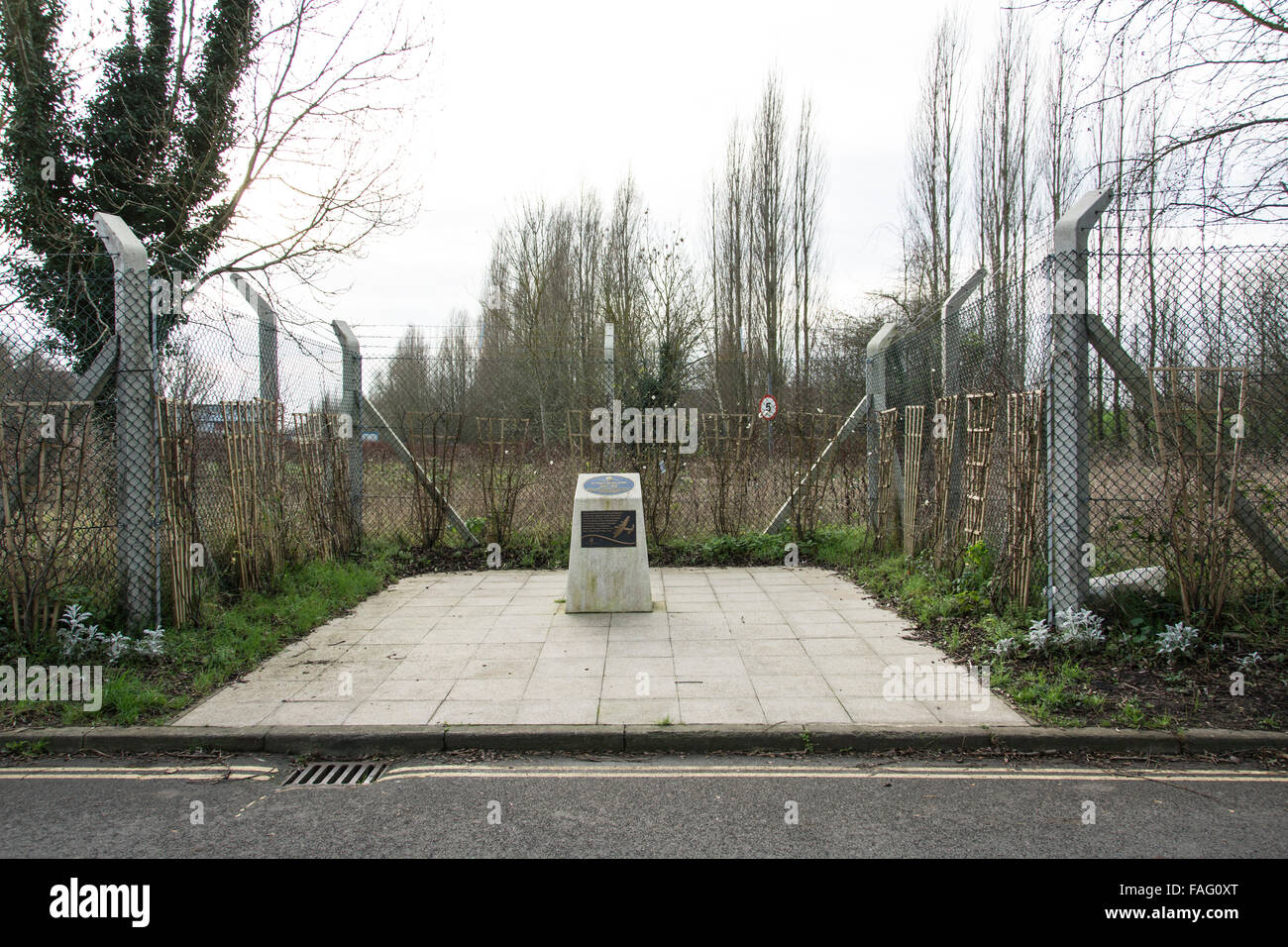 Monumento a Sir Barnes Wallis de Bouncing Bomb fama y Dam Buster fama en Harmondsworth en Hillingdon. Foto de stock