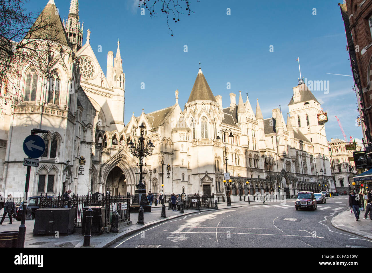 La entrada a las Cortes Reales de Justicia, Fleet Street, Londres, Inglaterra, Reino Unido. Foto de stock